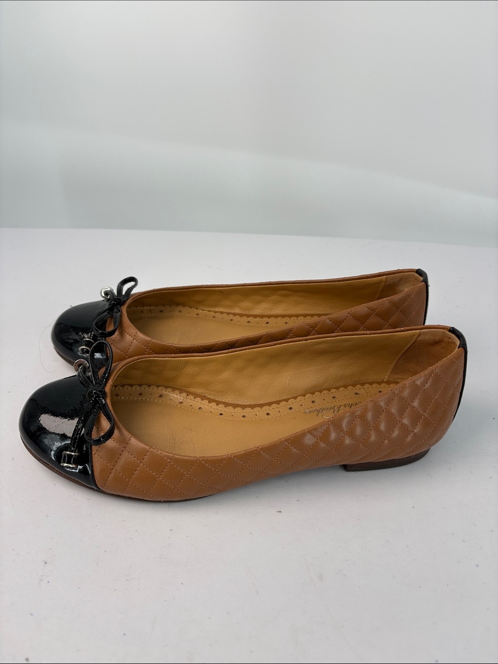🥡 Brooks Brothers leather Tan Quilted Flats w Black Patent Cap Toe ballet flat